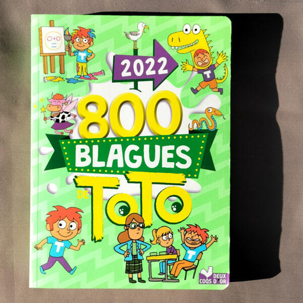 Couverture du livre 800 blagues de Toto 2022 avec Toto et ses amis sur fond vert