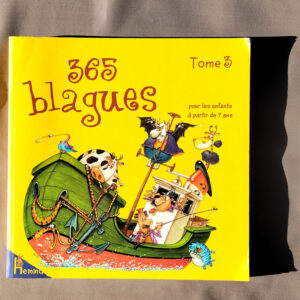 Couverture jaune du livre 365 blagues Tome 3 avec une illustration humoristique d’animaux sur un bateau, style enfantin