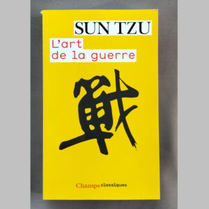 Couverture jaune du livre L’Art de la guerre de Sun Tzu avec grand idéogramme noir et titre en rouge et noir