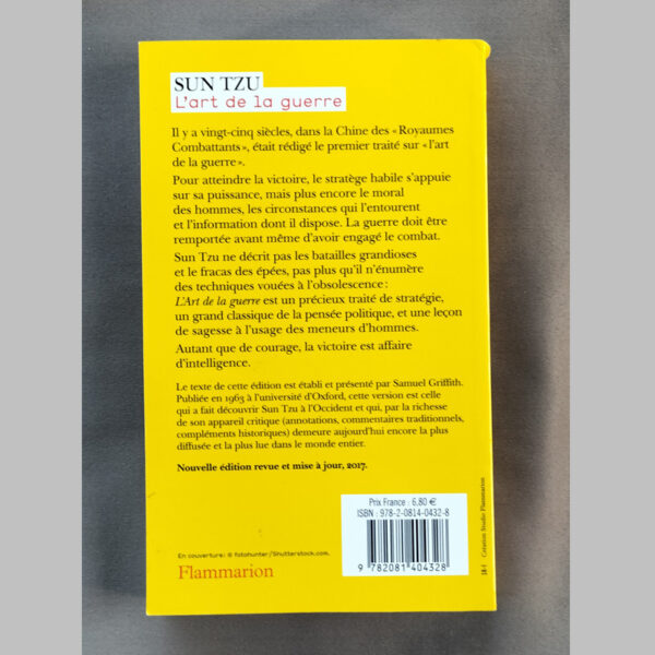 Dos du livre L’Art de la guerre de Sun Tzu avec résumé en texte noir sur fond jaune