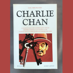 Couverture du livre Charlie Chan avec illustration rouge et portrait du détective portant un chapeau