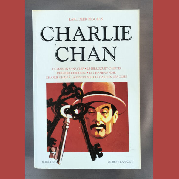 Couverture du livre Charlie Chan avec illustration rouge et portrait du détective portant un chapeau