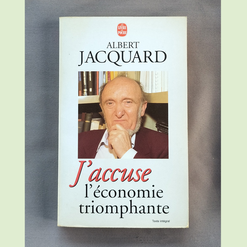 Couverture du livre J’accuse l’économie triomphante d’Albert Jacquard avec portrait de l’auteur