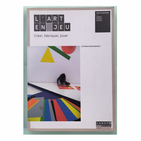 Couverture du livre L’Art en jeu avec photographie d’enfant manipulant des formes géométriques colorées