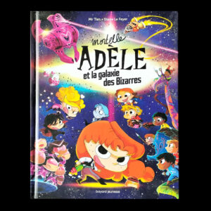 Couverture du hors-série Mortelle Adèle et la galaxie des Bizarres, cartonné avec tranche grise brillante, Adèle et ses amis dans l’espace
