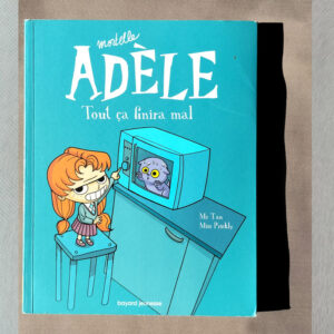Couverture du tome 1 de Mortelle Adèle Tout ça finira mal – Adèle devant un micro-ondes avec un chat à l’intérieur