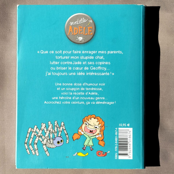 Quatrième de couverture de Mortelle Adèle Tome 1 Tout ça finira mal – résumé humoristique et dessin d’Adèle et d’un chat araignée