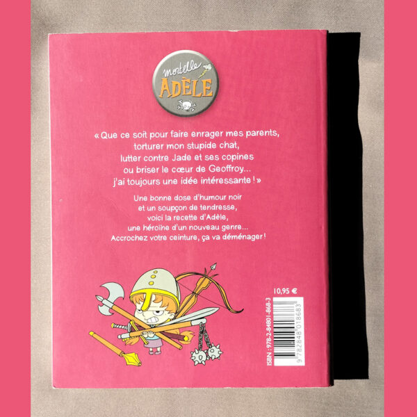 Quatrième de couverture du tome 2 Mortelle Adèle L’enfer, c’est les autres – résumé humoristique et dessin d’Adèle en armure avec des armes médiévales
