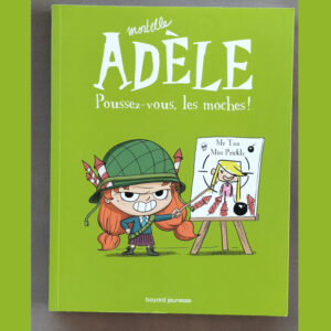 Couverture du tome 5 Mortelle Adèle Poussez-vous, les moches ! avec Adèle portant un casque et un tableau cible derrière elle