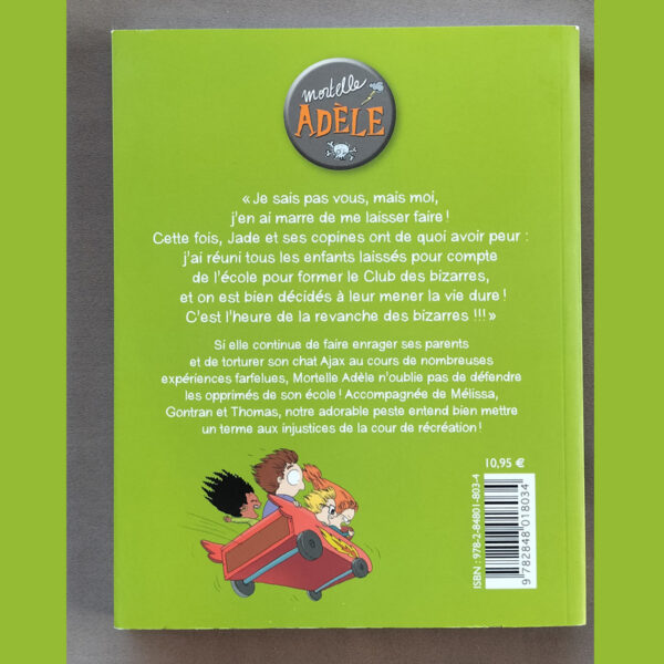 Quatrième de couverture du tome 5 Mortelle Adèle Poussez-vous, les moches ! avec résumé humoristique et illustration de chariot dévalant avec les enfants