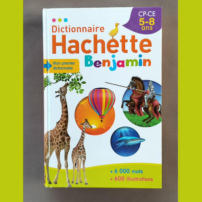 Couverture du Dictionnaire Hachette Benjamin, adapté aux enfants de 5 à 8 ans, avec photos d’animaux, montgolfière et chevaliers.