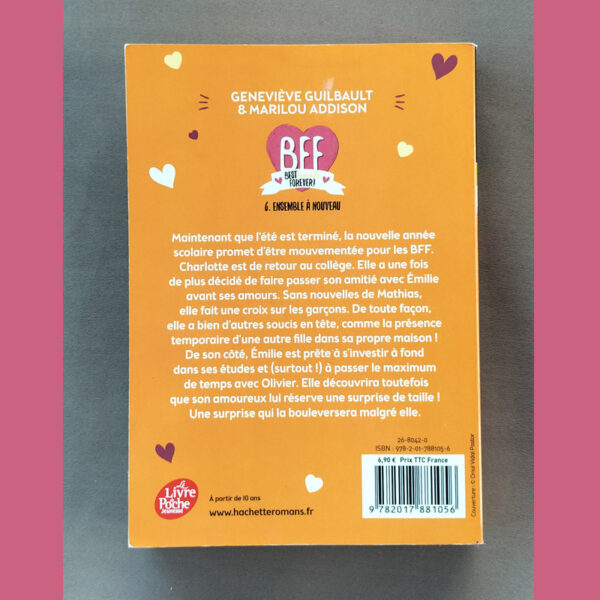 Dos du livre « BFF – Best Friends Forever !, T.6 » : résumé sur fond orange avec petits cœurs, logo Le Livre de Poche Jeunesse, code-barres ISBN 9782017881056 et prix imprimé 6,90 €.