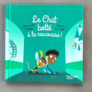Couverture verte de l’album « Le Chat botté à la rescousse ! » : le Chat botté pousse un garçon pour l’entraîner, château au loin, titre manuscrit blanc, logo Hachette Jeunesse.