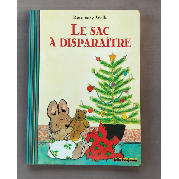 Couverture du livre jeunesse "Le sac à disparaître" de Rosemary Wells avec un sapin de Noël et un petit personnage animalier tenant un ours en peluche.