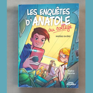 Couverture du livre jeunesse "Les enquêtes d’Anatole au collège, mystères en série" de Sophie Laroche, montrant Anatole avec un téléphone et ses camarades de classe.