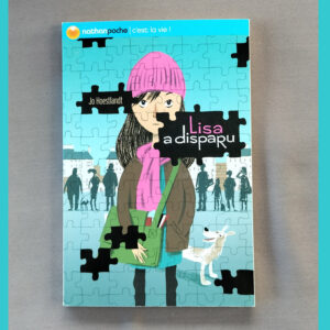 Couverture du roman jeunesse « Lisa a disparu » de Jo Hoestlandt, collection Nathan Poche « C’est la vie ! » : fillette au bonnet rose, effet puzzle, chien blanc au premier plan.