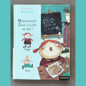 Couverture de l’album « Mademoiselle Zazie a-t-elle un zizi ? » : Zazie en classe face au tableau, la maîtresse au fond, style illustré de Delphine Durand.