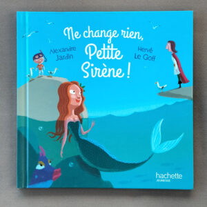 Couverture bleue de l’album « Ne change rien, Petite Sirène ! » : la sirène rousse sourit dans l’eau, Victor et un prince sont sur les rochers, mouettes et poissons ; mention Alexandre Jardin et Hervé Le Goff.