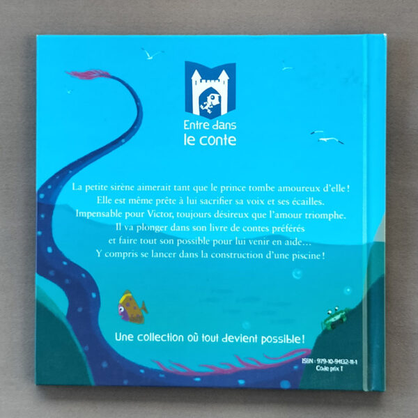 Dos de l’album « Ne change rien, Petite Sirène ! » : logo « Entre dans le conte », résumé sur fond bleu sous-marin, tentacule violet, poissons, ISBN 9791091432111.