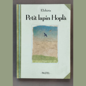 Couverture de l’album « Petit lapin Hoplà » d’Elzbieta : grand titre noir sur fond crème, vignette peinte avec un oiseau dans le ciel, dos vert Pastel.