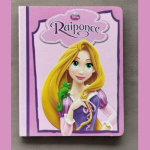 Couverture rose du livre cartonné « Raiponce » : portrait de Raiponce aux longs cheveux blonds tenant Pascal le caméléon, cadre décoratif, logo Disney Princesses.