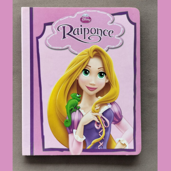 Couverture rose du livre cartonné « Raiponce » : portrait de Raiponce aux longs cheveux blonds tenant Pascal le caméléon, cadre décoratif, logo Disney Princesses.