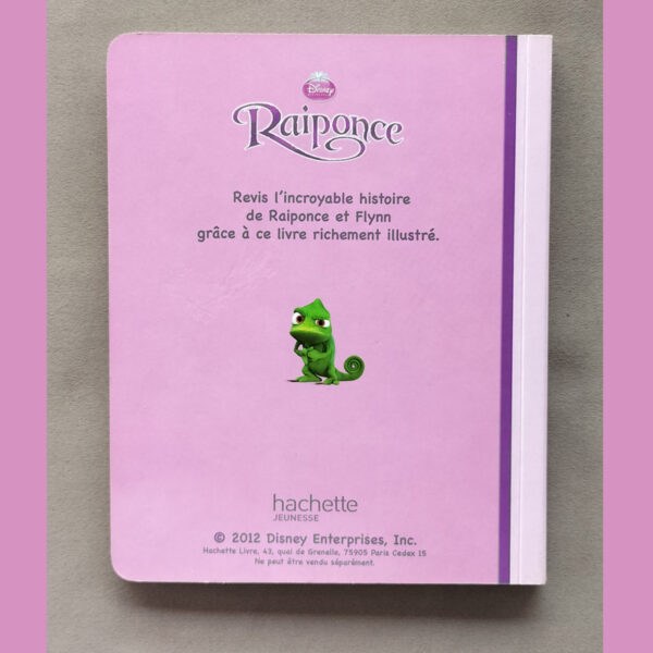 Dos du livre « Raiponce » : fond rose, logo Disney Princesses, court texte de présentation, petit dessin de Pascal, mention Hachette Jeunesse 2012.