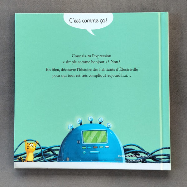 Dos vert d’eau avec bulle « C’est comme ça ! », court résumé (« Connais-tu l’expression “simple comme bonjour” ?… »), illustration d’un véhicule bleu relié à des câbles, ISBN au bas du plat.
