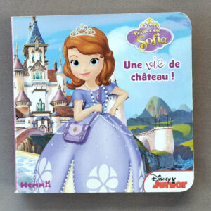 Couverture du livre cartonné « Une vie de château ! » de la collection Disney Princesse Sofia, avec Sofia en robe violette devant un château enchanté.