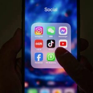 Un doigt touche l’icône TikTok sur un smartphone : lancement de TikTok Shop en France (31 mars 2025).