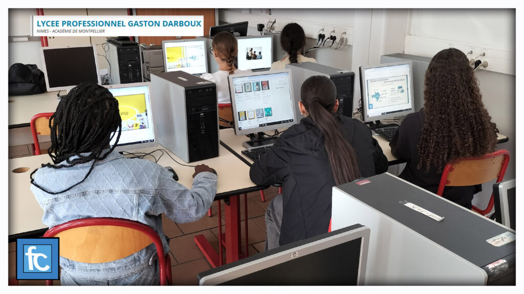 Élèves de 16 ans, au lycée professionnel Gaston Darboux, vus de dos travaillant sur ordinateur.